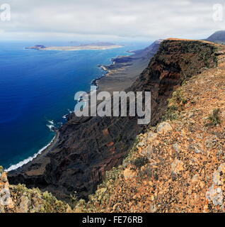 Vue du Guinate Trail jusqu'à l'île de La Graciosa, Guinate, Lanzarote, îles Canaries, Espagne Banque D'Images