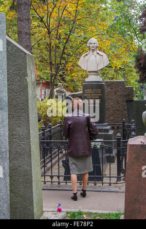 Tombe du dramaturge Russe/Ukrainienne et romancier Nikolai Vasilievich Gogol (1809-52) dans le cimetière de Novodievitchi, Moscou, Russie Banque D'Images