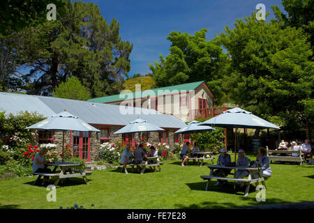 Diners à l'extérieur à l'historique Hôtel Cardrona, près de Wanaka, île du Sud, Nouvelle-Zélande Banque D'Images