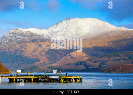 Vue sur Ben Lomond du côté du Loch au village de Luss, Loch Lomond, Argyll, Scotland, UK Banque D'Images