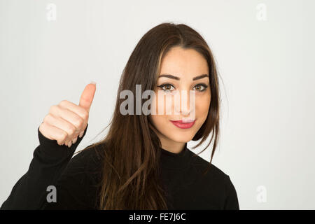 Jolie jeune femme confiante positif donnant geste Thumbs up Banque D'Images