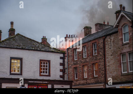 Appleby, Cumbria, Royaume-Uni. 4 Février, 2016. Les pompiers s'attaquer à un bâtiment en feu dans le marché du centre-ville. Appleby a eu sa juste part de la mauvaise chance récemment inondé quatre fois depuis décembre. Le bâtiment de trois étages a été évacué et personne n'a été blessé, cinq moteurs d'Appleby, Penrith, Kirkby Stephen et Carlisle étaient présents. Crédit : PAUL WITTERICK/Alamy Live News Banque D'Images