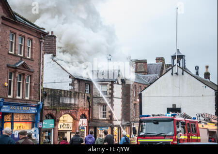 Appleby, Cumbria, Royaume-Uni. 4 Février, 2016. Les pompiers s'attaquer à un bâtiment en feu dans le marché du centre-ville. Appleby a eu sa juste part de la mauvaise chance récemment inondé quatre fois depuis décembre. Le bâtiment de trois étages a été évacué et personne n'a été blessé, cinq moteurs d'Appleby, Penrith, Kirkby Stephen et Carlisle étaient présents. Crédit : PAUL WITTERICK/Alamy Live News Banque D'Images