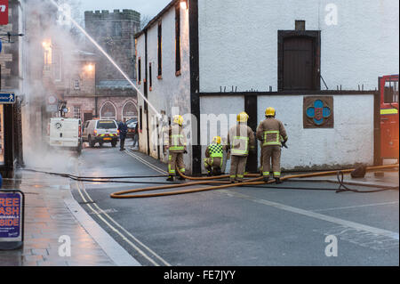 Appleby, Cumbria, Royaume-Uni. 4 Février, 2016. Les pompiers s'attaquer à un bâtiment en feu dans le marché du centre-ville. Appleby a eu sa juste part de la mauvaise chance récemment inondé quatre fois depuis décembre. Le bâtiment de trois étages a été évacué et personne n'a été blessé, cinq moteurs d'Appleby, Penrith, Kirkby Stephen et Carlisle étaient présents. Crédit : PAUL WITTERICK/Alamy Live News Banque D'Images