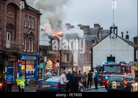 Appleby, Cumbria, Royaume-Uni. 4 Février, 2016. Les pompiers s'attaquer à un bâtiment en feu dans le marché du centre-ville. Appleby a eu sa juste part de la mauvaise chance récemment inondé quatre fois depuis décembre. Le bâtiment de trois étages a été évacué et personne n'a été blessé, cinq moteurs d'Appleby, Penrith, Kirkby Stephen et Carlisle étaient présents. Crédit : PAUL WITTERICK/Alamy Live News Banque D'Images