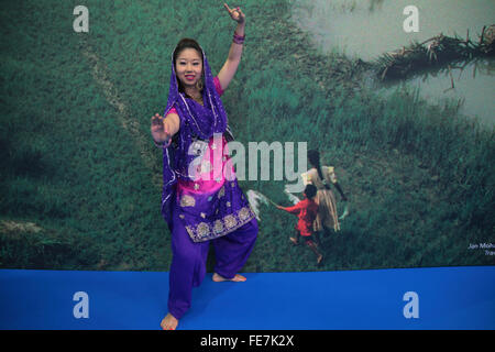 Londres, Royaume-Uni. 4 Février, 2016. Paul Quezada-Neiman Alamy Vivre Punjabi danseuse au destinations Holiday and travel show qui a eu lieu à l'Olympia de Londres Février 2016 Crédit : Paul/Quezada-Neiman Alamy Live News Banque D'Images