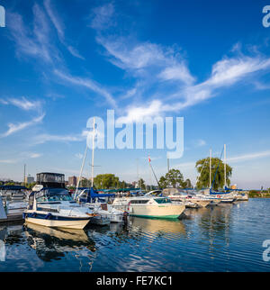 Scène d'été avec des bateaux amarrés dans la marina, à Barrie, en Ontario. Banque D'Images