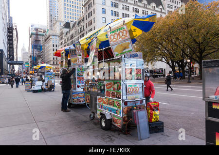 Vendeur alimentaire sur la Cinquième Avenue, Manhattan, New York City, USA Banque D'Images