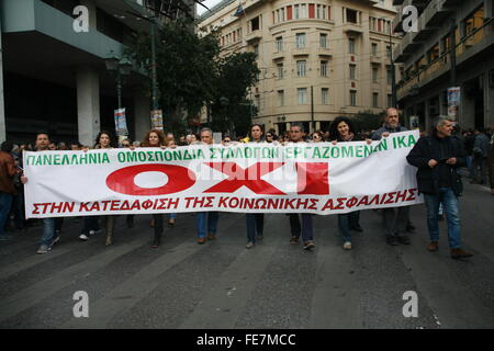 Athènes, Grèce. Le 04 février, 2016. Une affiche qui dit ' Non à la démolition de la sécurité sociale' au cours de la manifestation contre la réforme des retraites. © Dimitrios Karvountzis/Pacific Press/Alamy Live News Banque D'Images