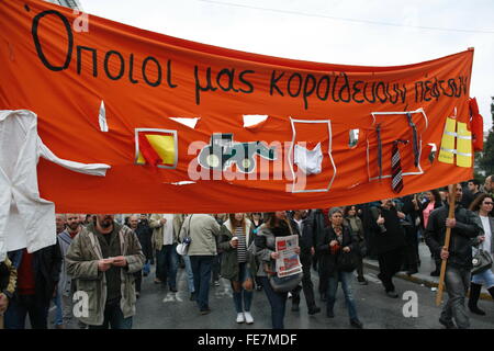 Athènes, Grèce. Le 04 février, 2016. Une affiche qui dit ' Qui jamais nous berner, est tombé ' au cours de la manifestation contre la réforme des retraites. © Dimitrios Karvountzis/Pacific Press/Alamy Live News Banque D'Images