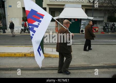 Athènes, Grèce. Le 04 février, 2016. Protestataire est titulaire d'un pavillon de PAME durant la manifestation contre la réforme des retraites. © Dimitrios Karvountzis/Pacific Press/Alamy Live News Banque D'Images