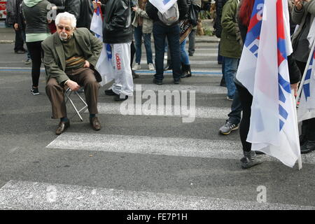 Athènes, Grèce. Le 04 février, 2016. Un homme se repose pendant la manifestation du PAME contre réforme des retraites. © Dimitrios Karvountzis/Pacific Press/Alamy Live News Banque D'Images