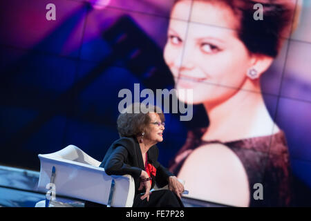 Rome, Italie. Le 04 février, 2016. La célèbre actrice italienne Claudia Cardinale invité de Bruno Vespa dans son spectacle 'Porta a Porta' diffusé sur la télévision italienne RAI. © Mauro Fagiani/Pacific Press/Alamy Live News Banque D'Images