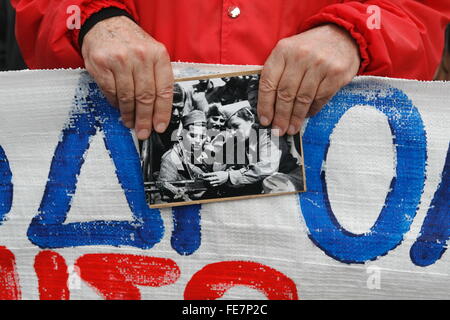 Athènes, Grèce. Le 04 février, 2016. Un protestataire du PAME est maintenant une photographie de rebelles grecs de la Seconde Guerre mondiale au cours de la manifestation contre la réforme des retraites. © Dimitrios Karvountzis/Pacific Press/Alamy Live News Banque D'Images