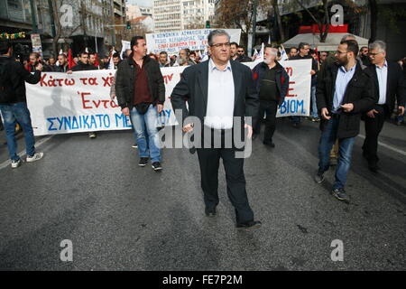 Athènes, Grèce. Le 04 février, 2016. Dimitris Koutsoumpas, Generel Secrétaire du Parti communiste de Grèce au cours de la PAME manifestation contre les réformes des retraites. © Dimitrios Karvountzis/Pacific Press/Alamy Live News Banque D'Images