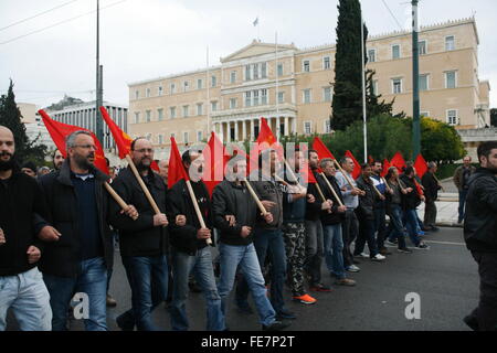 Athènes, Grèce. Le 04 février, 2016. Les manifestants du PAME en dehors du Parlement grec, lors de leur manifestation contre la réforme des retraites. © Dimitrios Karvountzis/Pacific Press/Alamy Live News Banque D'Images