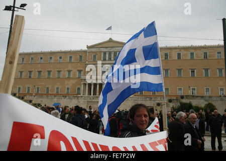 Athènes, Grèce. Le 04 février, 2016. Un protestataire du PAME est maintenant le drapeau grec alors que son passage à l'extérieur du bâtiment de parlement grec. © Dimitrios Karvountzis/Pacific Press/Alamy Live News Banque D'Images