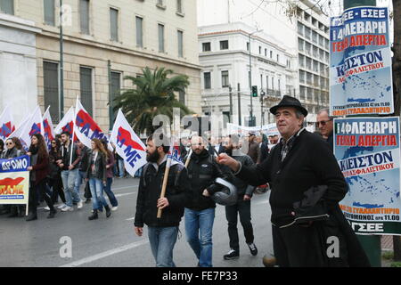 Athènes, Grèce. Le 04 février, 2016. L'homme est de photographier le PAME manifestation contre la réforme des retraites, par l'intermédiaire de son mobile © Dimitrios Karvountzis/Pacific Press/Alamy Live News Banque D'Images