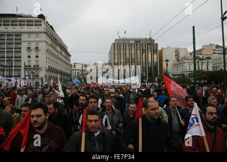 Athènes, Grèce. Le 04 février, 2016. Vue du PAME manifestation contre la réforme des retraites dans la place Syntagma à Athènes. © Dimitrios Karvountzis/Pacific Press/Alamy Live News Banque D'Images