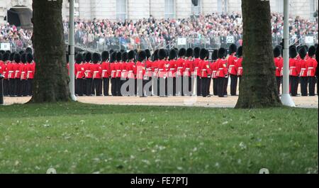Londres - le 13 juin : British Royal Coldstream Guards, la musique militaire le palais de Buckingham le 24 juin, 2015 Banque D'Images