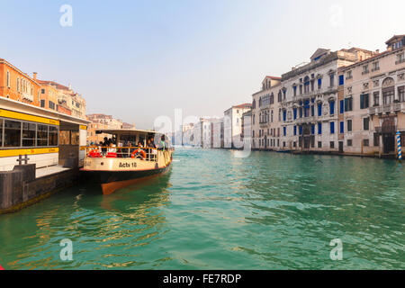 Les transports publics de Venise le ferry jusqu'à 'vaporetto' le Grand Canal Banque D'Images