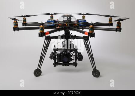 Rencontre multirotors drone octocopter du type utilisé pour les photographies aériennes et les professionnels du cinéma avec une tourelle gyrostabilisée Banque D'Images