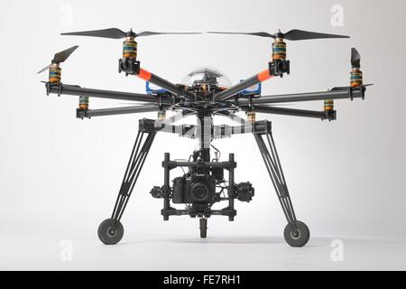 Rencontre multirotors drone octocopter du type utilisé pour les photographies aériennes et les professionnels du cinéma avec une tourelle gyrostabilisée Banque D'Images