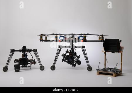 Rencontre multirotors drone civil type utilisé pour la photographie aérienne et de tournage d'antenne avec des tourelles et de contrôle 24 pour l'opérateur Banque D'Images