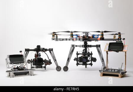 Rencontre multirotors drone civil type utilisé pour la photographie aérienne et de tournage d'antenne avec des tourelles et de contrôle d'un bureau. Banque D'Images