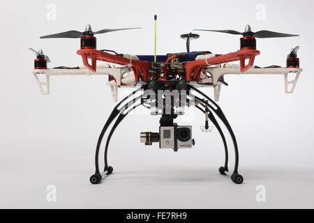 Petite Rencontre multirotors drone du type hexacopter équipé d'une tourelle gyrostabilisée holding a généralement utilisé par les amateurs de GoPro Banque D'Images