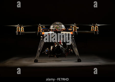 Rencontre multirotors drone octocopter du type utilisé pour les photographies aériennes et les professionnels du cinéma avec une tourelle gyrostabilisée Banque D'Images