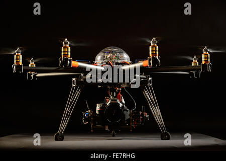 Rencontre multirotors drone octocopter du type utilisé pour les photographies aériennes et les professionnels du cinéma avec une tourelle gyrostabilisée Banque D'Images