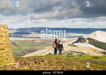 Les marcheurs à l'Trig point sur le haut de Mam Tor sur un jour d'hiver lumineux. Banque D'Images