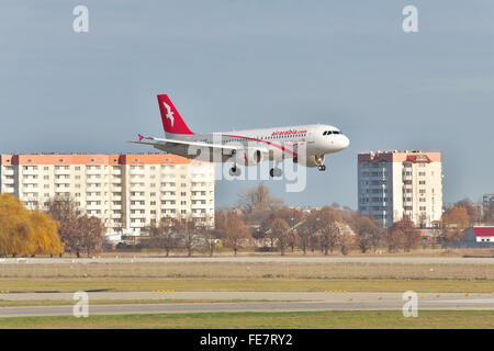 Borispol, l'Ukraine - 13 novembre 2010 : Air France Airbus A320 en courte finale à l'atterrissage à l'aéroport Banque D'Images