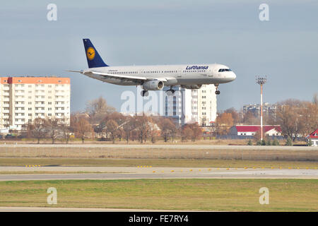 Borispol, l'Ukraine - 13 novembre 2010 : Airbus A321 Lufthansa en courte finale à l'atterrissage à l'aéroport Banque D'Images