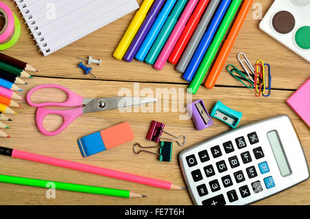 Les fournitures scolaires sur table en bois Banque D'Images