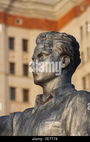 Statue de réalisme socialiste étudiant à l'Université d'État de Moscou, l'une des sept Sœurs de Staline, Moscou, Russie Banque D'Images