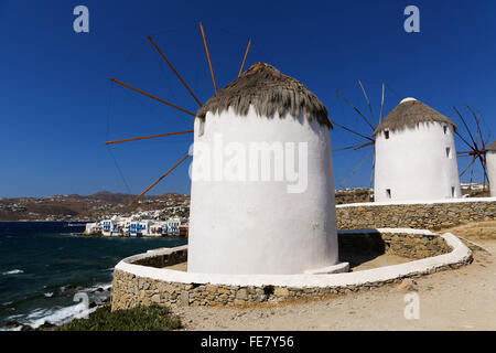 Les célèbres moulins à vent de Mykonos pendant la journée Banque D'Images