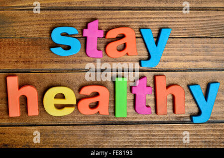 Rester en santé coloré mot sur table en bois Banque D'Images