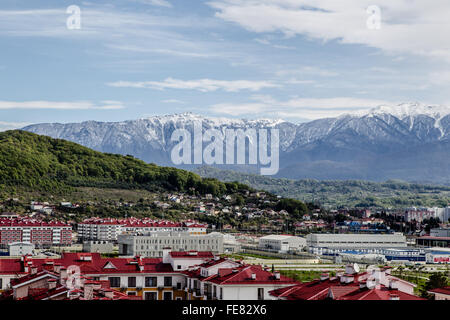 Village Olmypic, Sotchi en face de la montagne Caucase du Banque D'Images