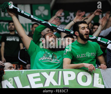 Zagreb, Croatie. Feb, 2016 4. Fans de Panathinaikos Athènes célèbrent la victoire après l'Euroligue de basket-ball Top 16 match contre Cedevita Zagreb à Drazen Petrovic Basket-ball à Zagreb, Croatie, 4 février 2016. Panathinaikos Athènes a gagné 78-60. © Lisanin Miso/Xinhua/Alamy Live News Banque D'Images