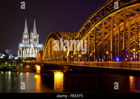 Nuit au bord de la vue sur la cathédrale de Cologne et pont ferroviaire sur le Rhin, Allemagne Banque D'Images