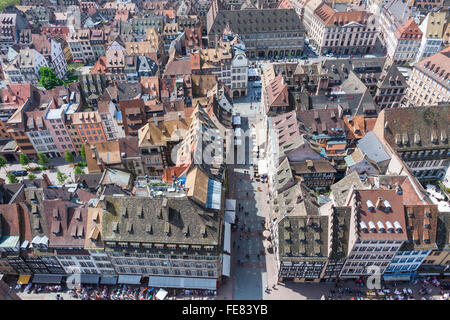 Vue aérienne de la vieille ville de Strasbourg avec des toits de tuiles rouges, Alsace, France. Vue de la cathédrale de Strasbourg Banque D'Images