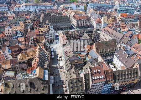 Vue aérienne de la vieille ville de Strasbourg avec des toits de tuiles rouges, Alsace, France. Vue de la cathédrale de Strasbourg Banque D'Images