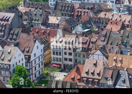 Toits de la ville de Strasbourg, Alsace, France. Vue de la cathédrale de Strasbourg Banque D'Images