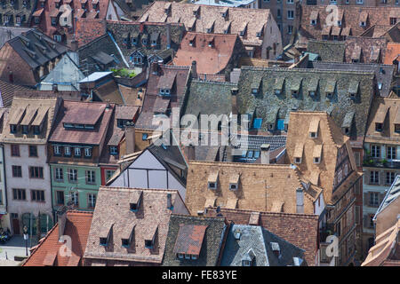 Toits de la ville de Strasbourg, Alsace, France. Vue de la cathédrale de Strasbourg Banque D'Images