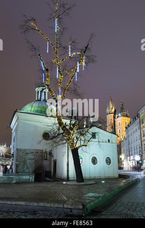 L'église de saint Adalbert sur Rynek, à Cracovie, l'une des plus anciennes églises de Pologne. Au premier plan un arbre décoré, Sainte Marie Banque D'Images