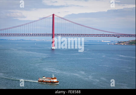 Pont de 25 avril sur le fleuve Tage à Lisbonne, Portugal Banque D'Images