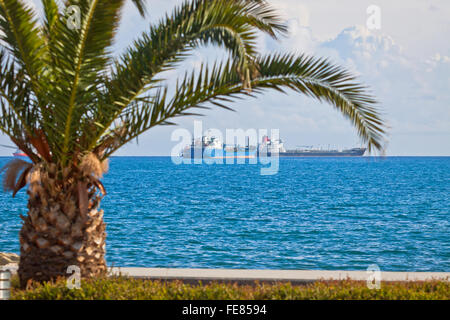 Les navires industriels en Méditerranée près de la côte de Chypre Banque D'Images