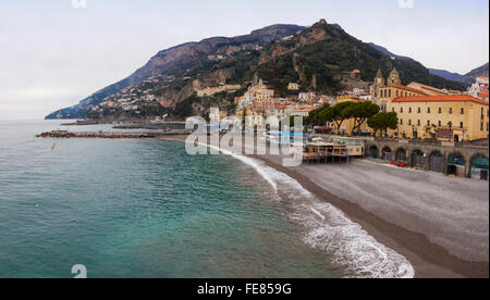 Vue panoramique sur le littoral d'Amalfi en hiver, Ville d'Amalfi, Italie, province de Campanie Banque D'Images